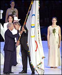J.A.Samaranch, entrega la bandera olímpica, al alcalde de Atenas-2004